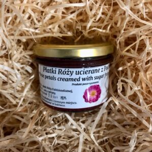 Ucierane płatki róży